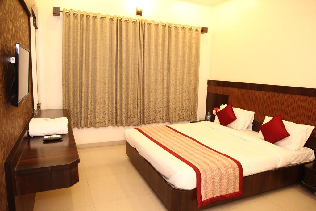Hotel Sai Ramanand Shirdi Bagian luar foto