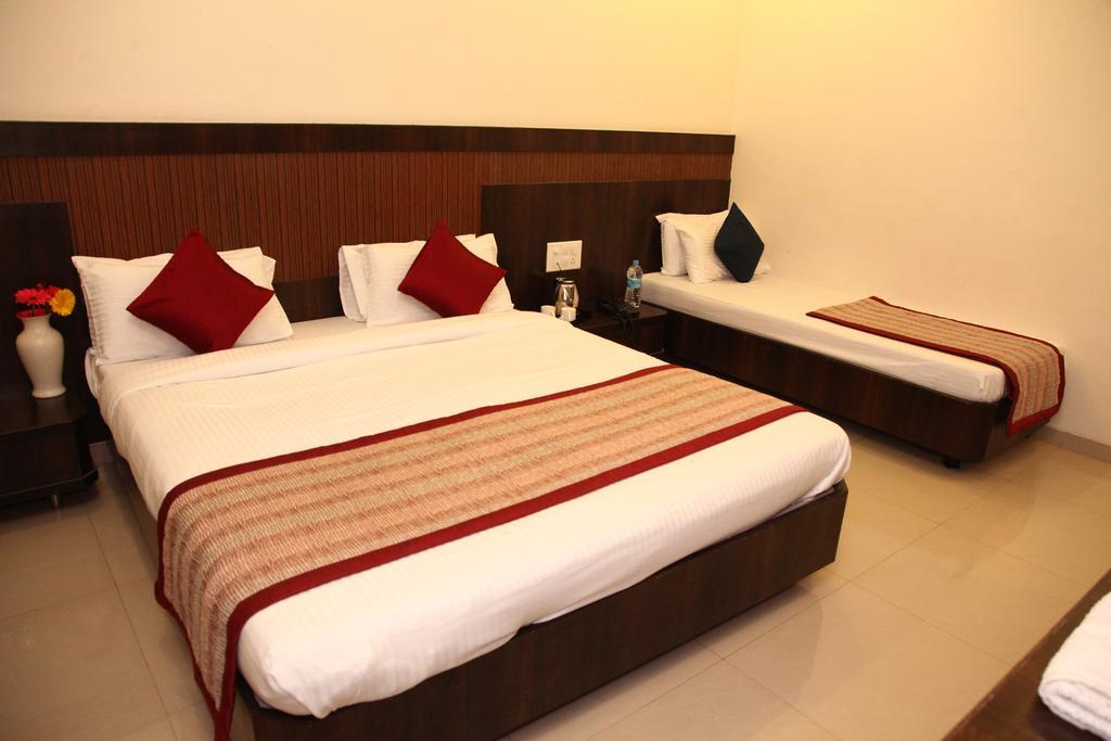 Hotel Sai Ramanand Shirdi Bagian luar foto