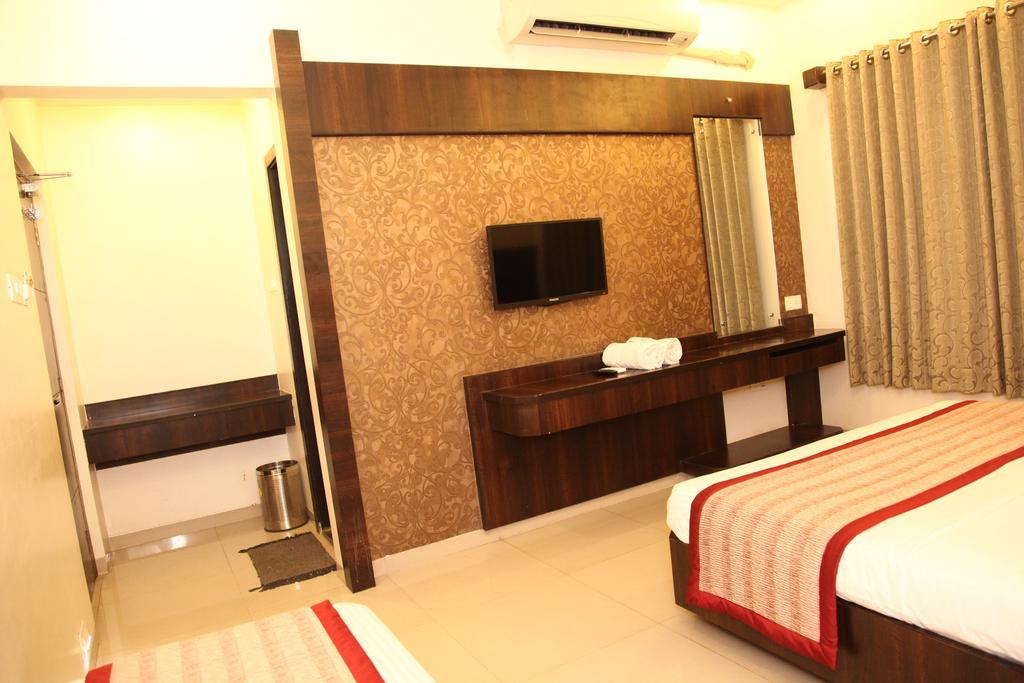 Hotel Sai Ramanand Shirdi Bagian luar foto