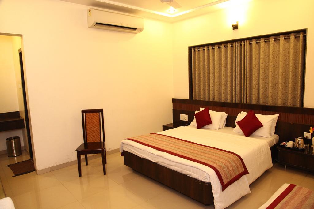 Hotel Sai Ramanand Shirdi Bagian luar foto