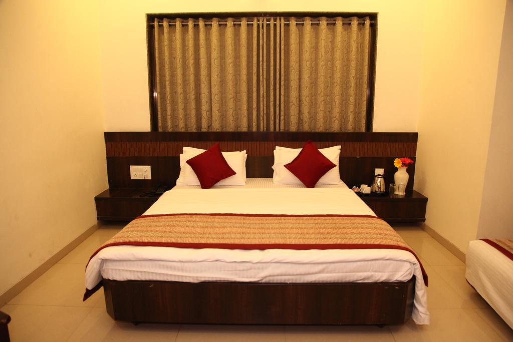 Hotel Sai Ramanand Shirdi Bagian luar foto