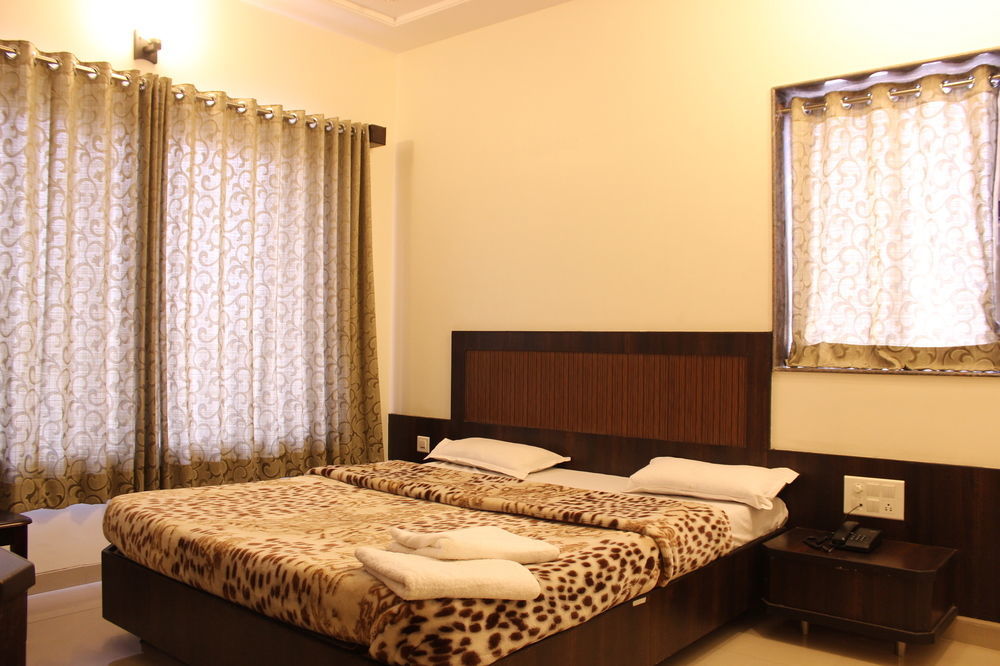 Hotel Sai Ramanand Shirdi Bagian luar foto